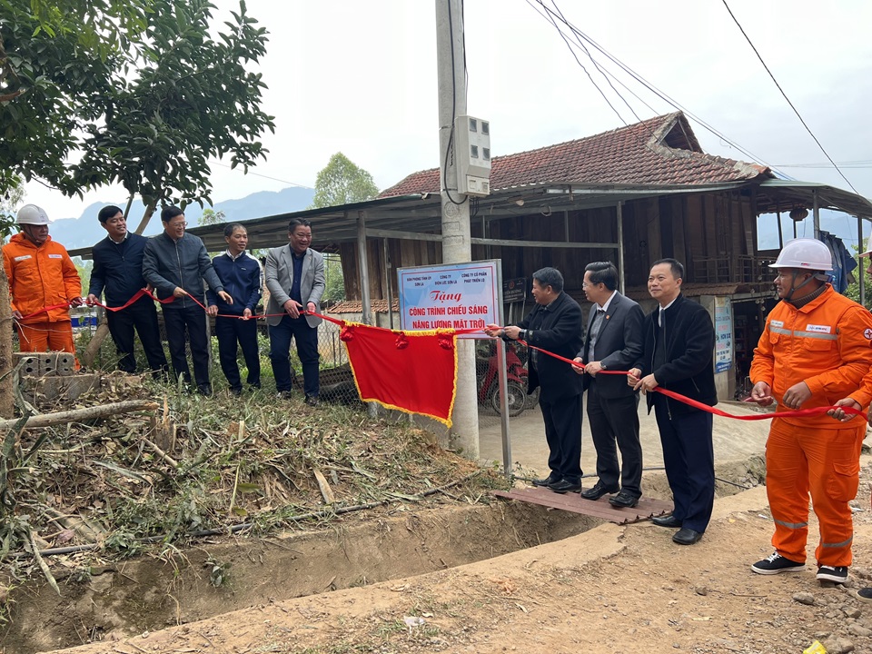 Khánh thành công trình chiếu sáng năng lượng mặt trời tại xã Mường Sại